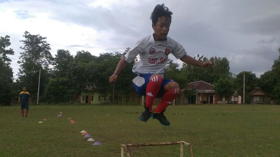 Pemain Baduy FC, Awan tengah serius berlatih agar bisa tampil maksimal saat membela Timnas Indonesia U-16. Copyright: © Andi Suhud Trisnahadi
